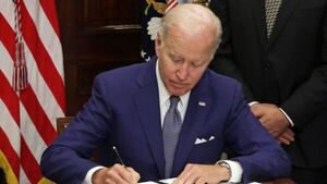 Biden firma una orden ejecutiva que busca proteger el acceso a la interrupción voluntaria del embarazo | 1000 Noticias