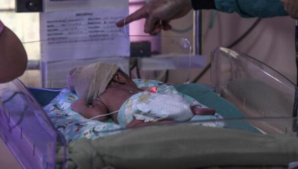 Diario HOY | Sale del hospital bebé ecuatoriana que nació en el inodoro y creyeron muerta