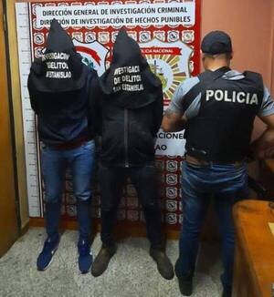 Crónica / Detienen a dos hombres que se paseaban en una moto robada