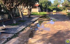 Vierten agua servida a cuadras del Municipio •