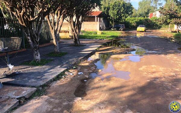 Vierten agua servida a cuadras del Municipio •