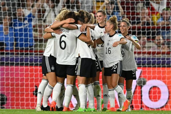 Versus / Alemania impresiona con un 4-0 a Dinamarca en la Eurocopa femenina - Paraguaype.com