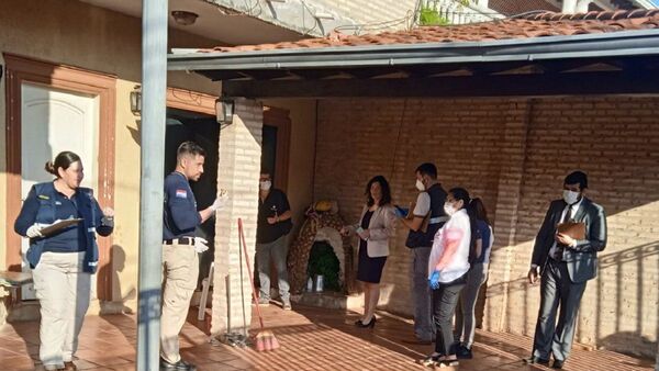 Hombre hallado muerto en casa de un comisario habría caído del segundo piso