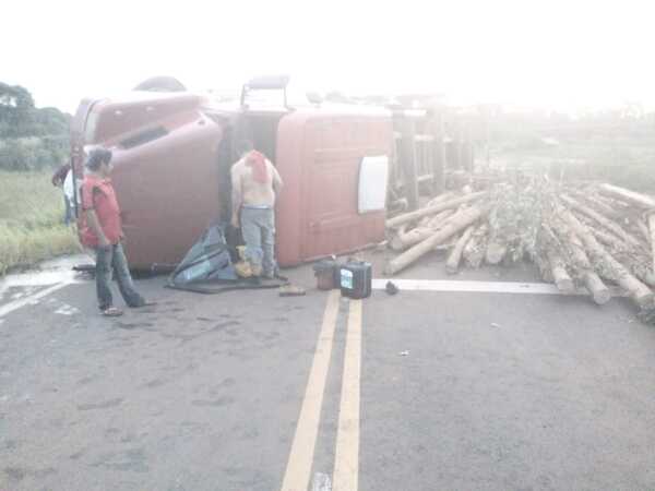 Vuelca camión que transportaba rollos en Choré | 1000 Noticias