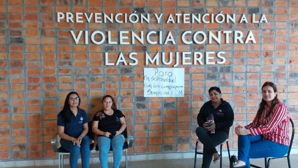 Funcionarios denuncian a ministra de la Mujer por contrataciones irregulares