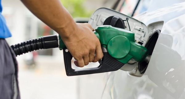 Emblemas privados del combustible hablan de nueva suba de entre G. 700 y G. 800 - Noticiero Paraguay