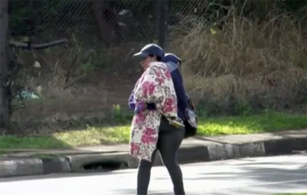 Medio brasileño señala que paraguayas usan niños para pedir limosna en calles de Foz de Yguazú | DIARIO PRIMERA PLANA