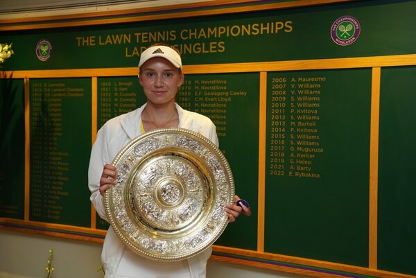 Elena Rybakina, la tenista rusa que se convirtió en sorpresa y campeona en Wimbledon