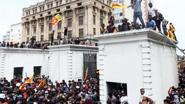 Presidente de Sri Lanka huye de su residencia asaltada por manifestantes