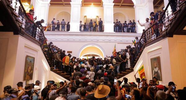 Manifestantes asaltan residencia presidencial de Sri Lanka y hacen huir al presidente | 1000 Noticias