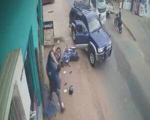 Crónica / [VIDEO] Chocó una moto y encima doña nervio bajó a garrotear a motoqueiro