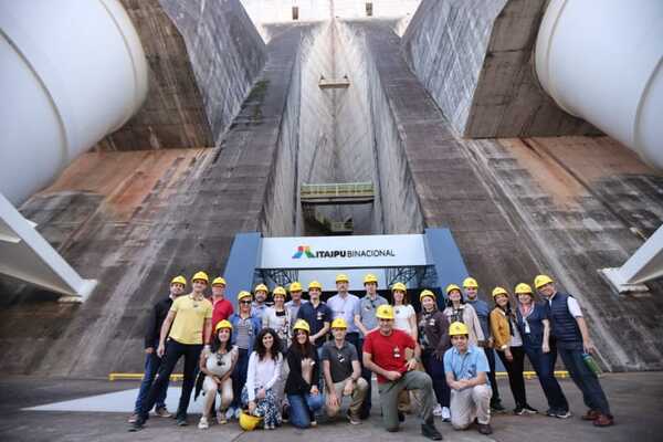 Dirigentes de Dende se interiorizaron sobre potencial productivo de Itaipu - .::Agencia IP::.