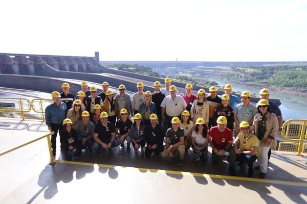 Dirigentes de Dende visitaron Itaipú como parte de su programa de desarrollo dirigencial - Nacionales - ABC Color