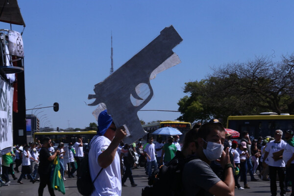 Diario HOY | Manifestantes proarmas marchan por la "libertad" en Brasilia