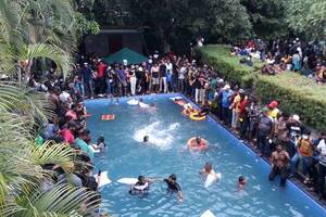 Crónica / El pueblo rajó al presidente, revisaron su ropero, usaron su piscina y su cama