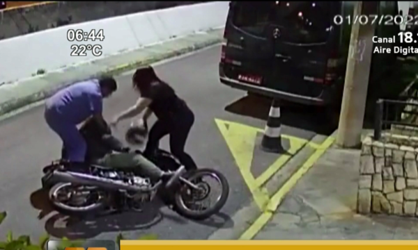 Molieron a golpes a supuesto motochorro en Brasil - Paraguaype.com
