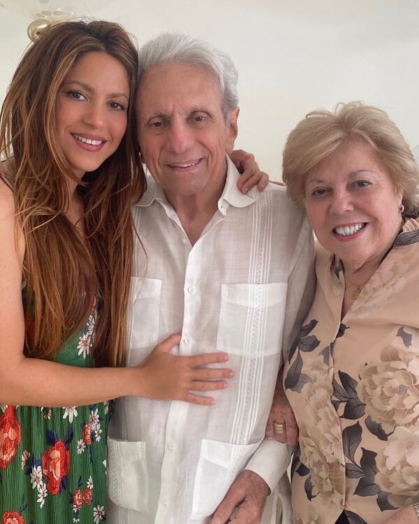 Shakira dedicó un emotivo mensaje de aliento a su padre de 90 años - Gente - ABC Color