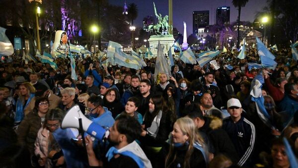 Marcha opositora en Argentina con el lema "Defendamos la República"