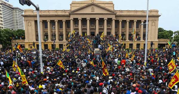 La Nación / El presidente de Sri Lanka huye de su residencia invadida
