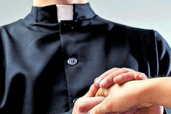 Sacerdote imputado por intento de coacción sexual estaría incumpliendo con sus medidas alternativas | Ñanduti