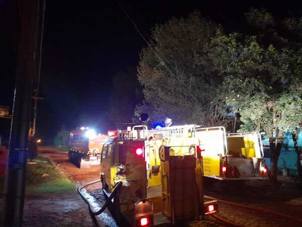 Cortocircuito causa incendio de vivienda en Maria Auxiliadora