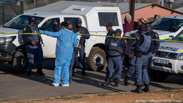 Tres tiroteos en tabernas dejan un saldo de 21 muertos en Sudáfrica | 1000 Noticias