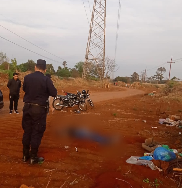 Hallan cadáver al costado de una calle - La Clave