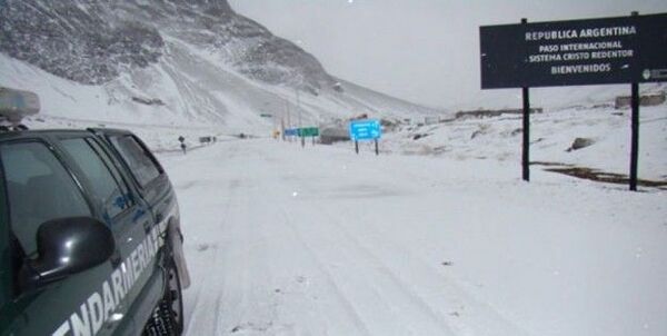 Diario HOY | Unas 200 personas varadas entre Argentina y Chile por fuerte nevada