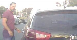 Crónica / [VIDEO] "Cansado de los cavernícolas", pateó auto de doña que no le dió paso