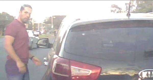 Crónica / [VIDEO] "Cansado de los cavernícolas", pateó auto de doña que no le dió paso