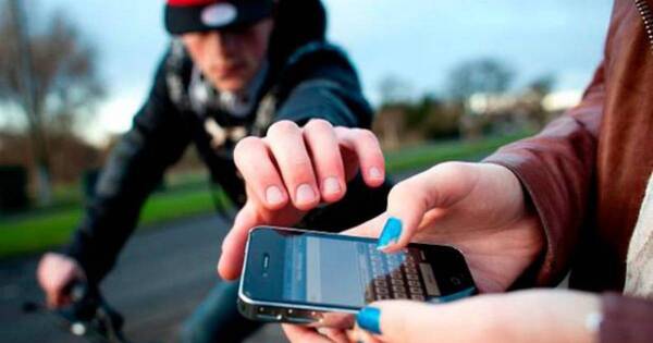 La Nación / Joven fue detenido tras asaltar y robar un celular en Fernando de la Mora