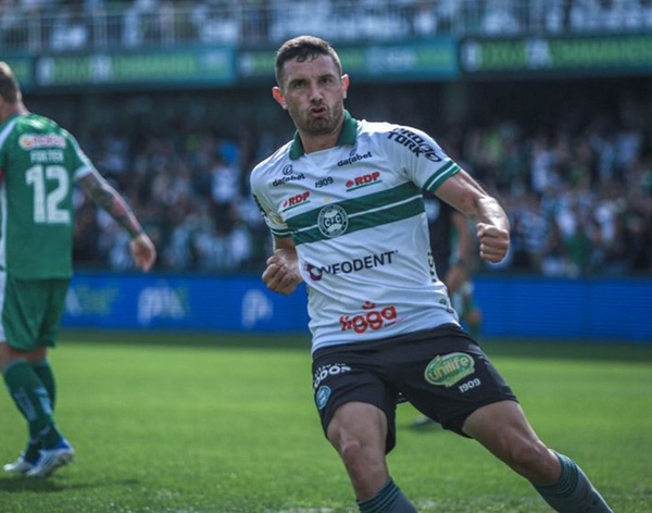 Diario HOY | Adrián Martínez salva un empate para el Coritiba de Gustavo Morínigo