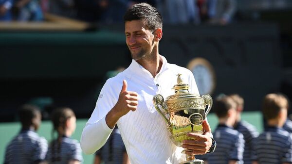 Djokovic gana su séptimo Wimbledon en un año amargo