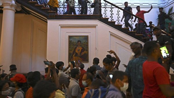 Tras huida del presidente, manifestantes se toman fotos y tocan el piano en el palacio