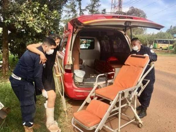 Crónica / Rescatan a mujer con fractura expuesta que fue atropellada por un bus
