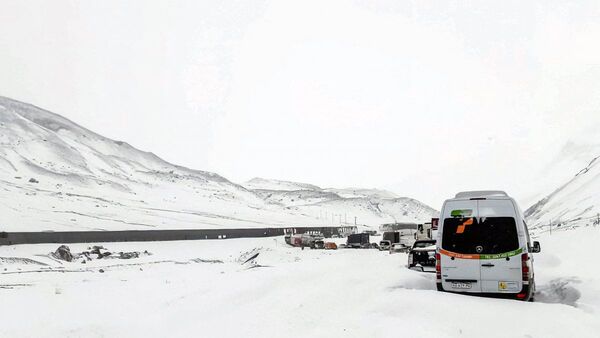Turistas y camioneros varados en frontera argentino-chilena por fuerte nevada