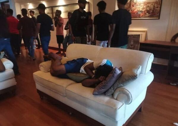 Los manifestantes se niegan a abandonar la residencia oficial en Sri Lanka