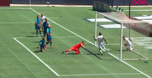 Versus / ¿Qué es esto? El gol más imposible de malograr en toda la historia - Paraguaype.com