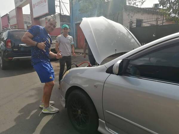 Crónica / El capitán de un club grande se quedó sin batería y fue auxiliado por los hinchas del equipo rival