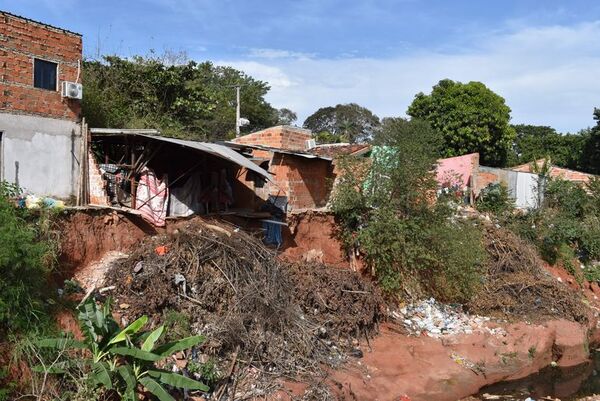 Unas 500 casas ubicadas al borde del A° Fortín de Villa Elisa están a punto de desplomarse - Nacionales - ABC Color