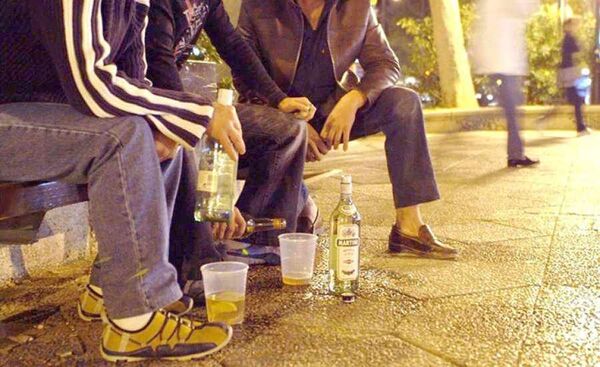 Acuchilló a sus amigos de tragos y huyó del lugar
