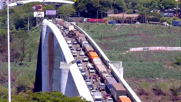 Mujeres paraguayas mendigan con bebés en brazos en Foz de Yguazú - La Clave