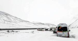 La Nación / Temporal de nieve: más de 400 personas están varadas en frontera argentino-chilena