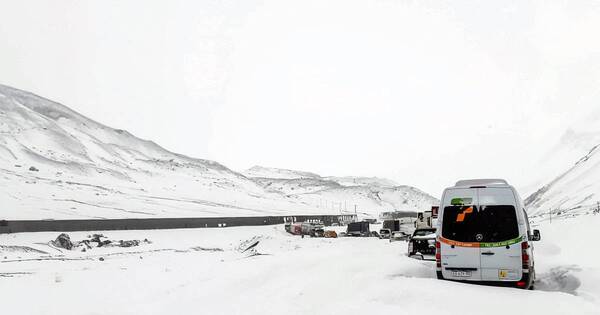 La Nación / Temporal de nieve: más de 400 personas están varadas en frontera argentino-chilena