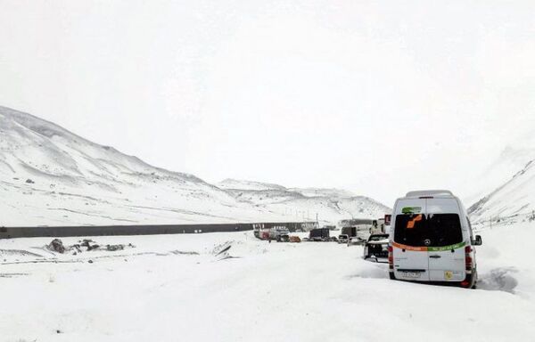 Turistas y camioneros varados en frontera argentino-chilena por fuerte nevada
