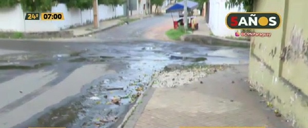 Litros de agua desperdiciados en Barrio Obrero - C9N