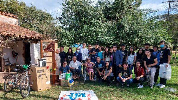 Jóvenes regalaron bici y lavarropas a pareja de abuelitos
