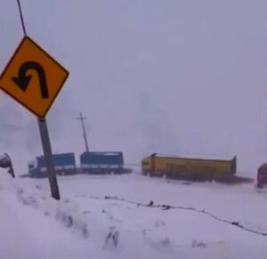 Camioneros paraguayos quedaron varados en la nieve de la Cordillera de los Andes - Nacionales - ABC Color
