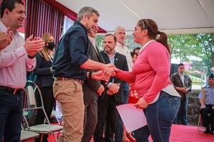 Mario Abdo entregó aportes sociales e inició regularización asfáltica en la ciudad de Ñemby | OnLivePy