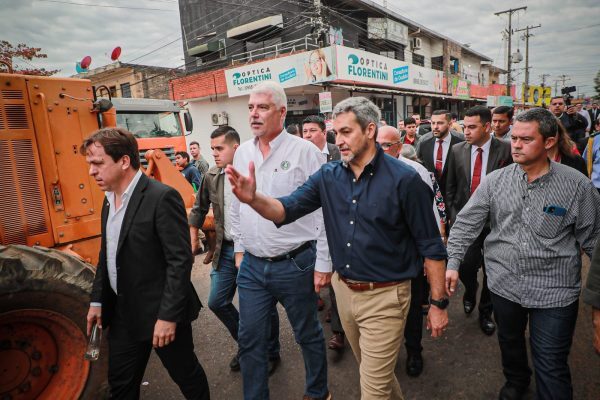 Gobierno entrega aportes sociales e inicia regularización asfáltica en la ciudad de Ñemby - El Trueno